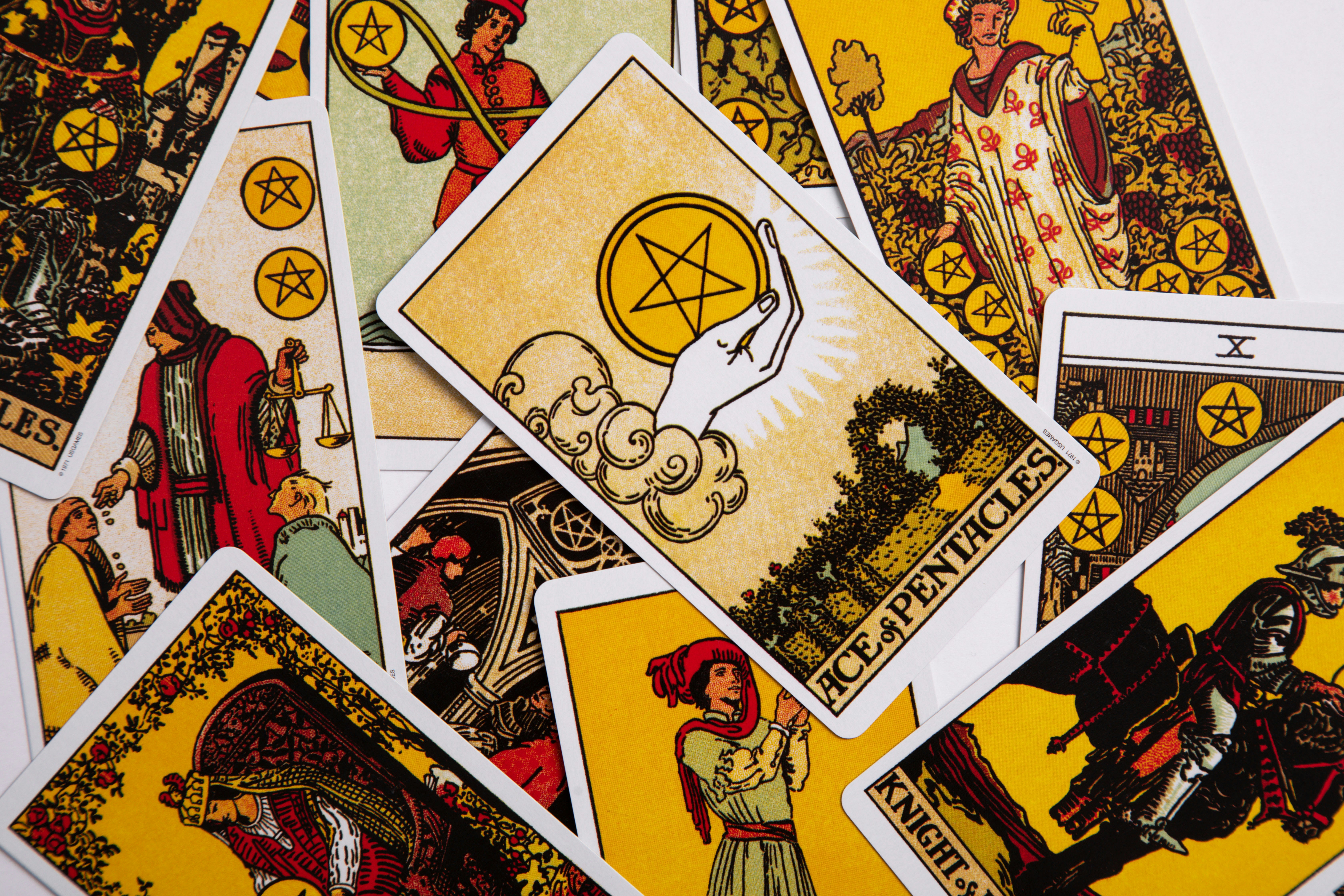 How Tarot Helps You Gain Clarity in Difficult Decisions